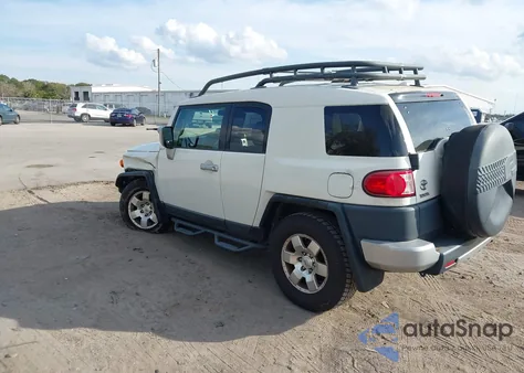 2010 Toyota Fj Cruiser z USA, uszkodzony, nr VIN JTEZU4BF7AK009252